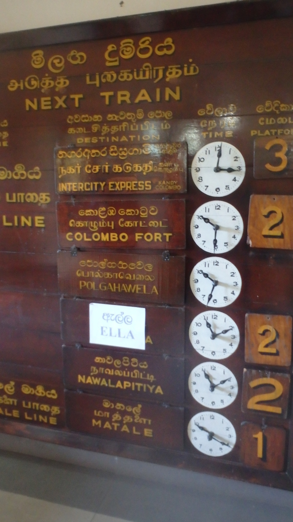 Le panneau annoncant les horaires des trains à la gare