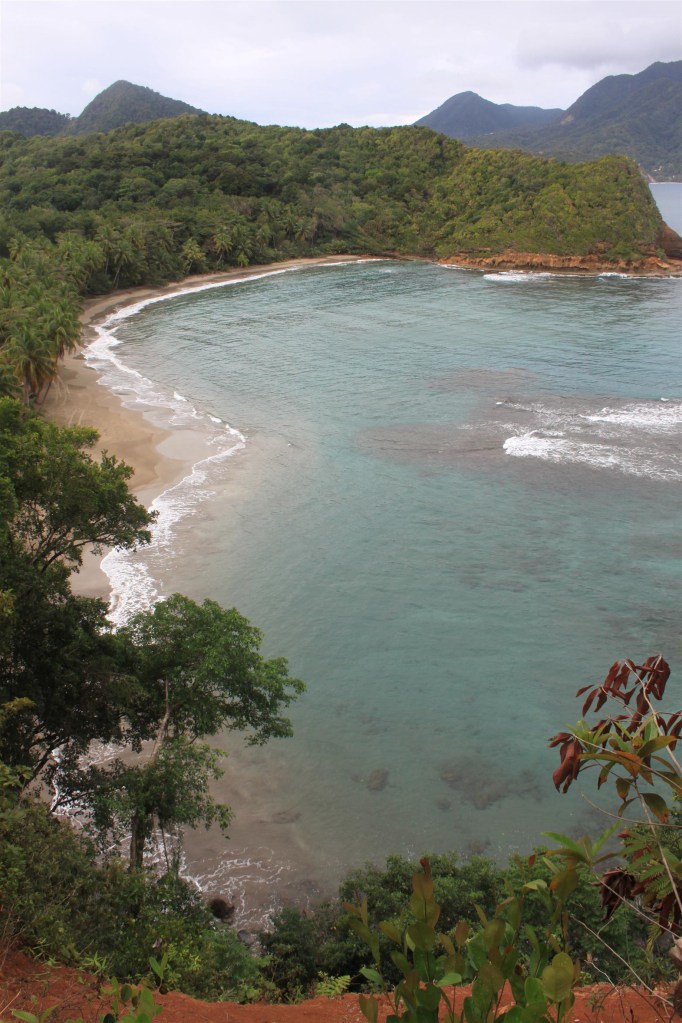 La vue sur la plage de Batibou depuis le chemin d'accès
