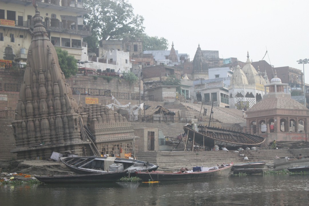 Un temple ayant souffert d'une crue du Gange